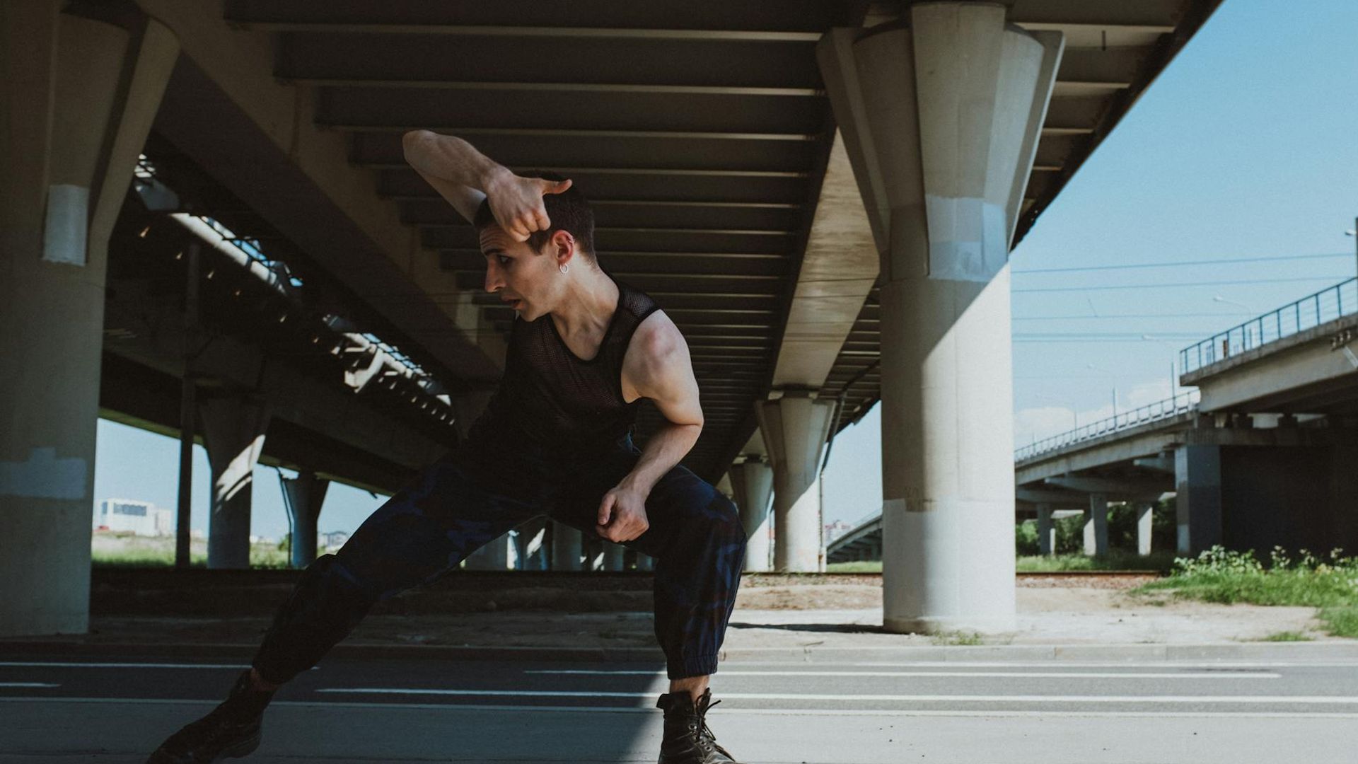 Strong man performing a functional movement in the sunlight